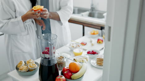 pareja, manos y frutas en una licuadora