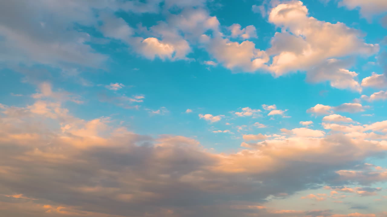 hermoso cielo de naturaleza, mar de nubes blancas y esponjosas, nubes ardientes, paisaje, espejo vacío