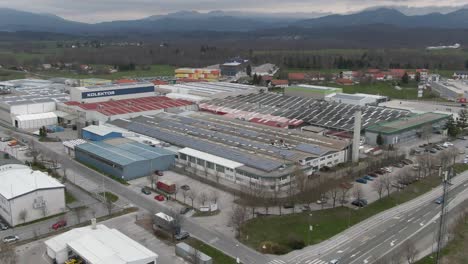 un grand hall d'usine avec des montagnes en arrière-plan