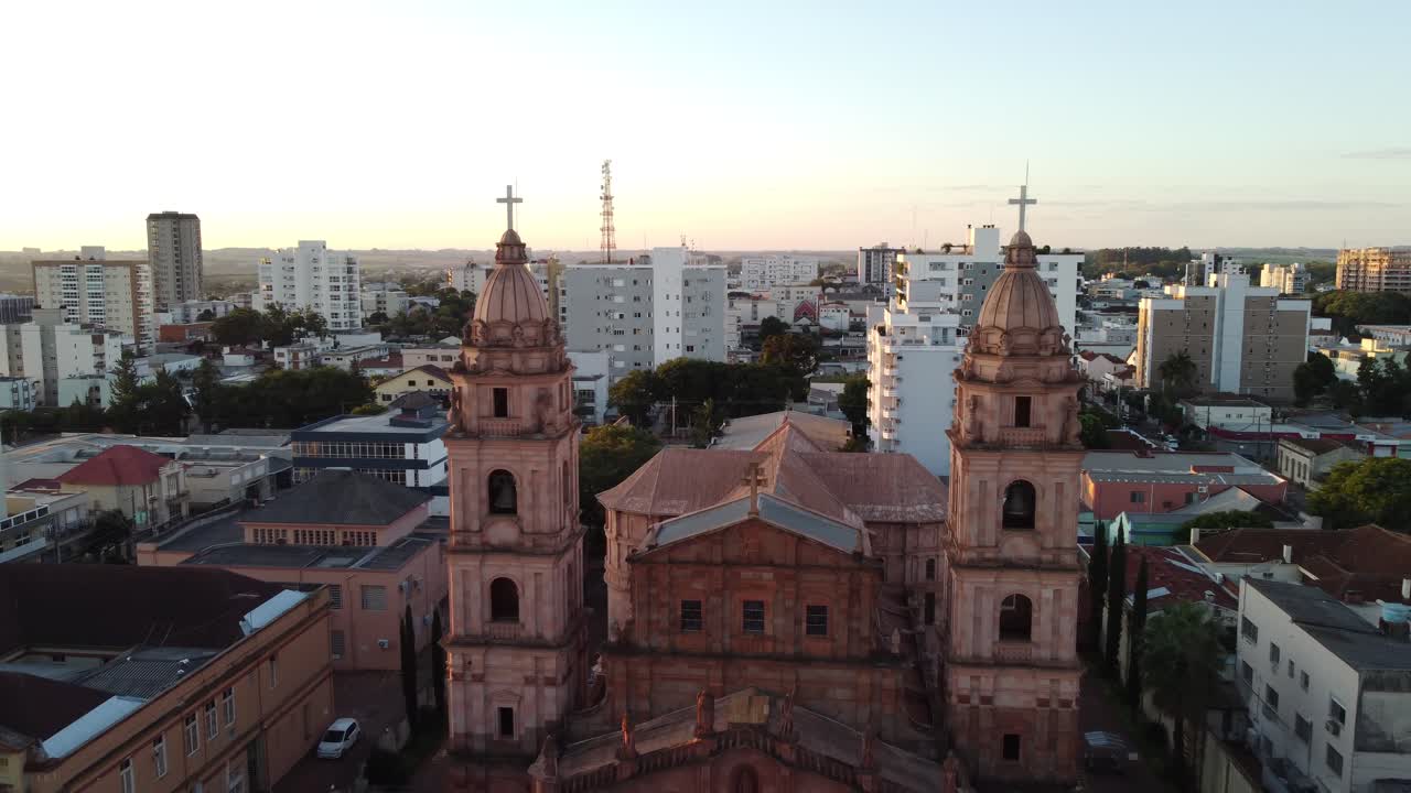 imagen aérea de la catedral de la ciudad de santo ángel en el interior de río grande do sul en el interior del brasil