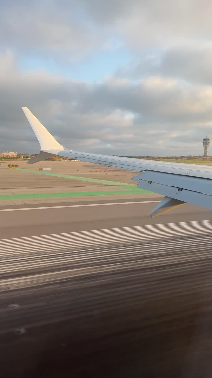 Vista dal finestrino dell'aereo durante l'atterraggio all'aeroporto