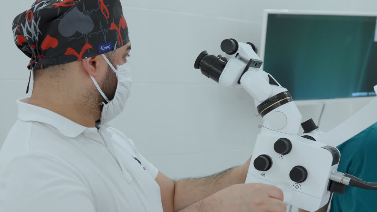 dentista que utiliza el endoscopio