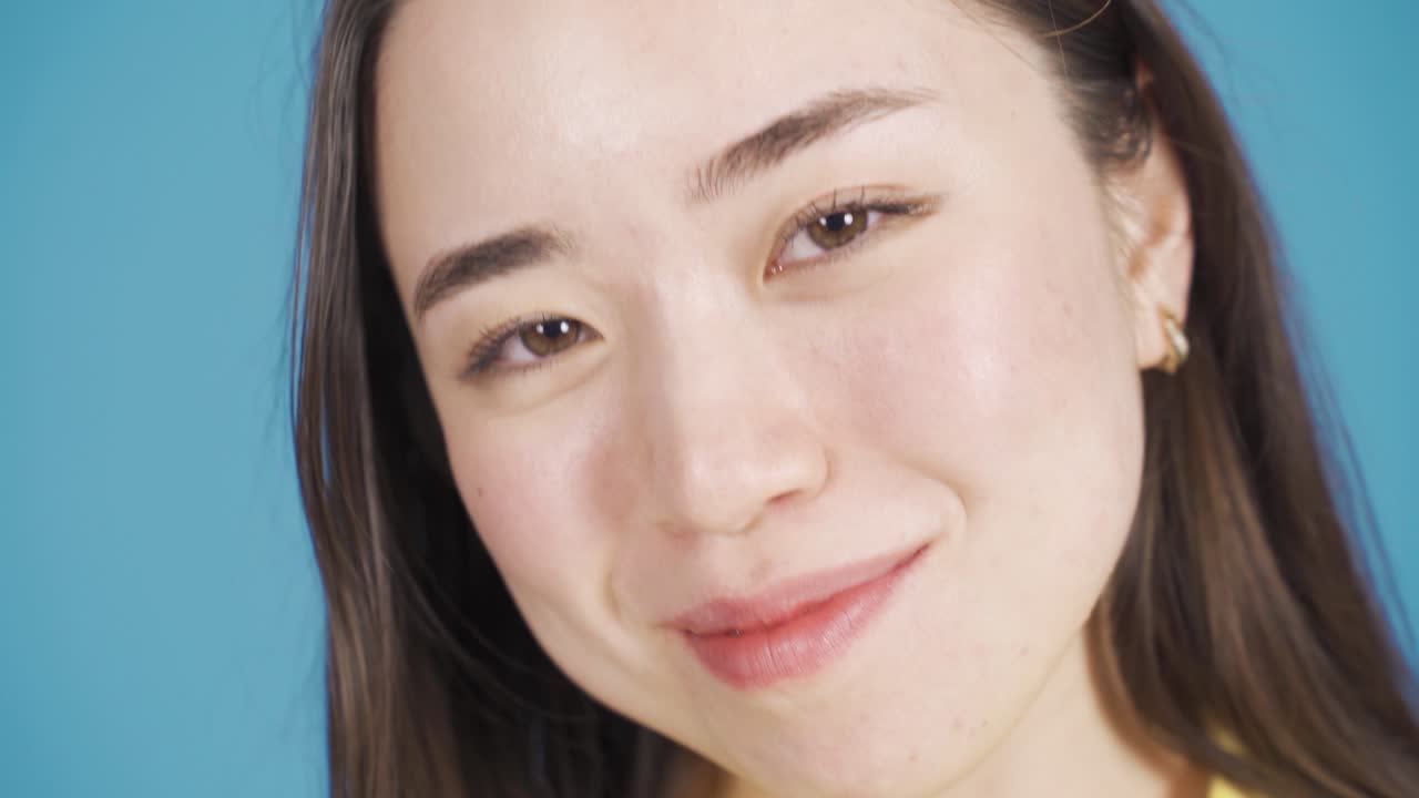 행복하고 부드러운 얼굴을 가진 아름다운 아시아 젊은 여성의 클로즈업 초상화.