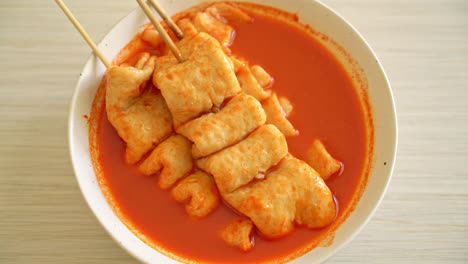 Odeng---Brocheta-De-Pastel-De-Pescado-Coreano-En-Sopa-Picante-Coreana---Estilo-De-Comida-Callejera-Coreana