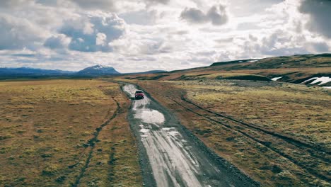 Coche-rojo-en-un-camino-de-tierra