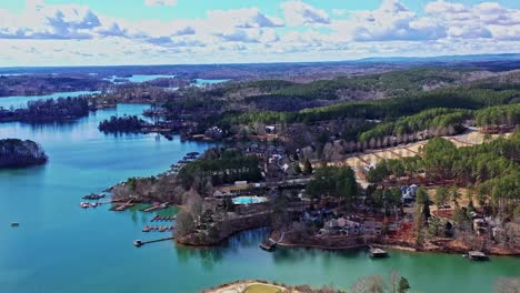 el dron vuela más allá del puerto privado en la reserva en el lago kiwi.