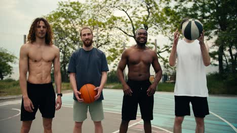 retrato de un equipo multirracial posando y de pie en el campo de baloncesto. deportes al aire libre y actividades al aire libre