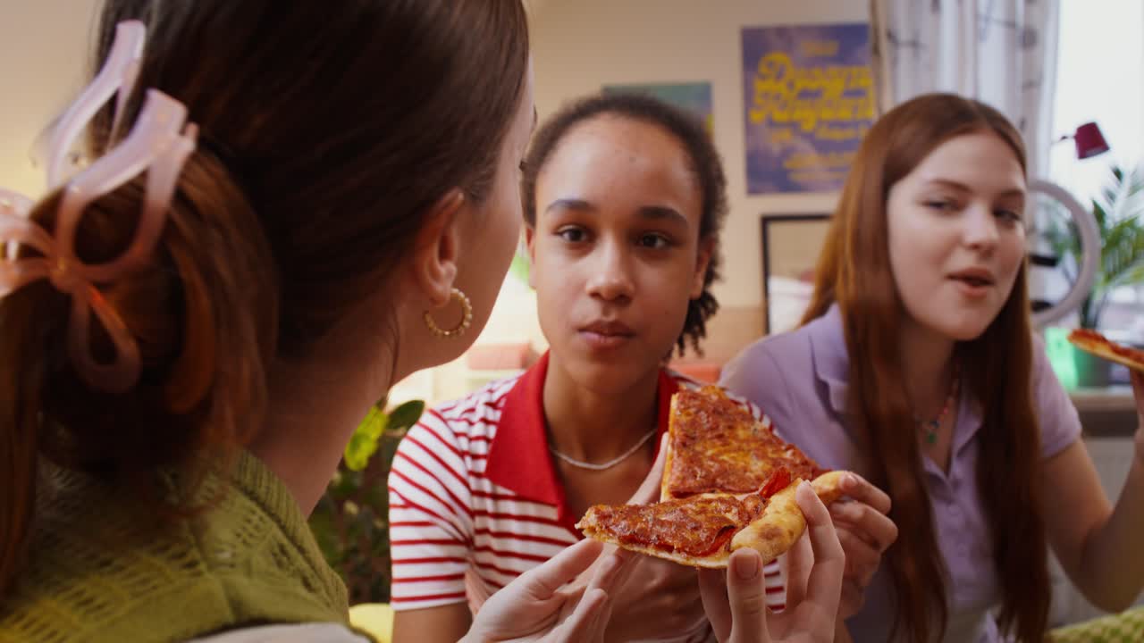 십대 들 이 함께 피자를 즐기고 있다