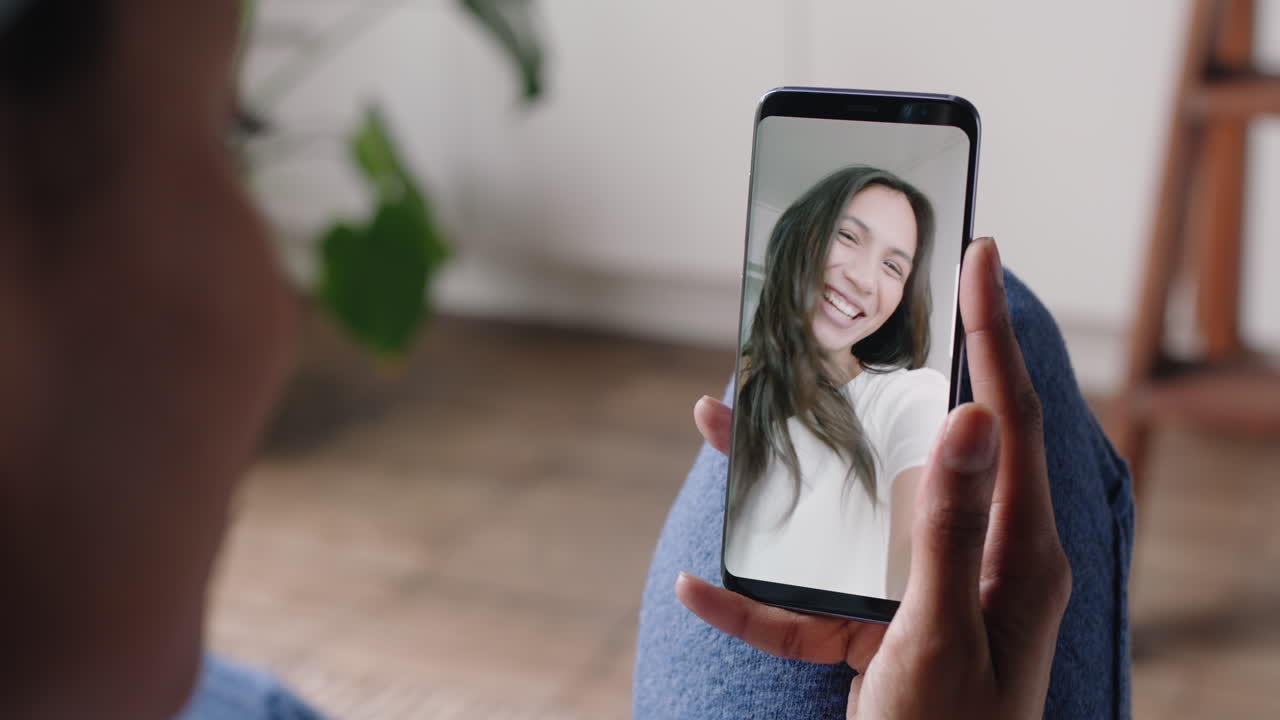 mujer joven teniendo video chat usando teléfono inteligente en casa hablando con un amigo disfrutando de la conversación compartiendo estilo de vida en el teléfono móvil