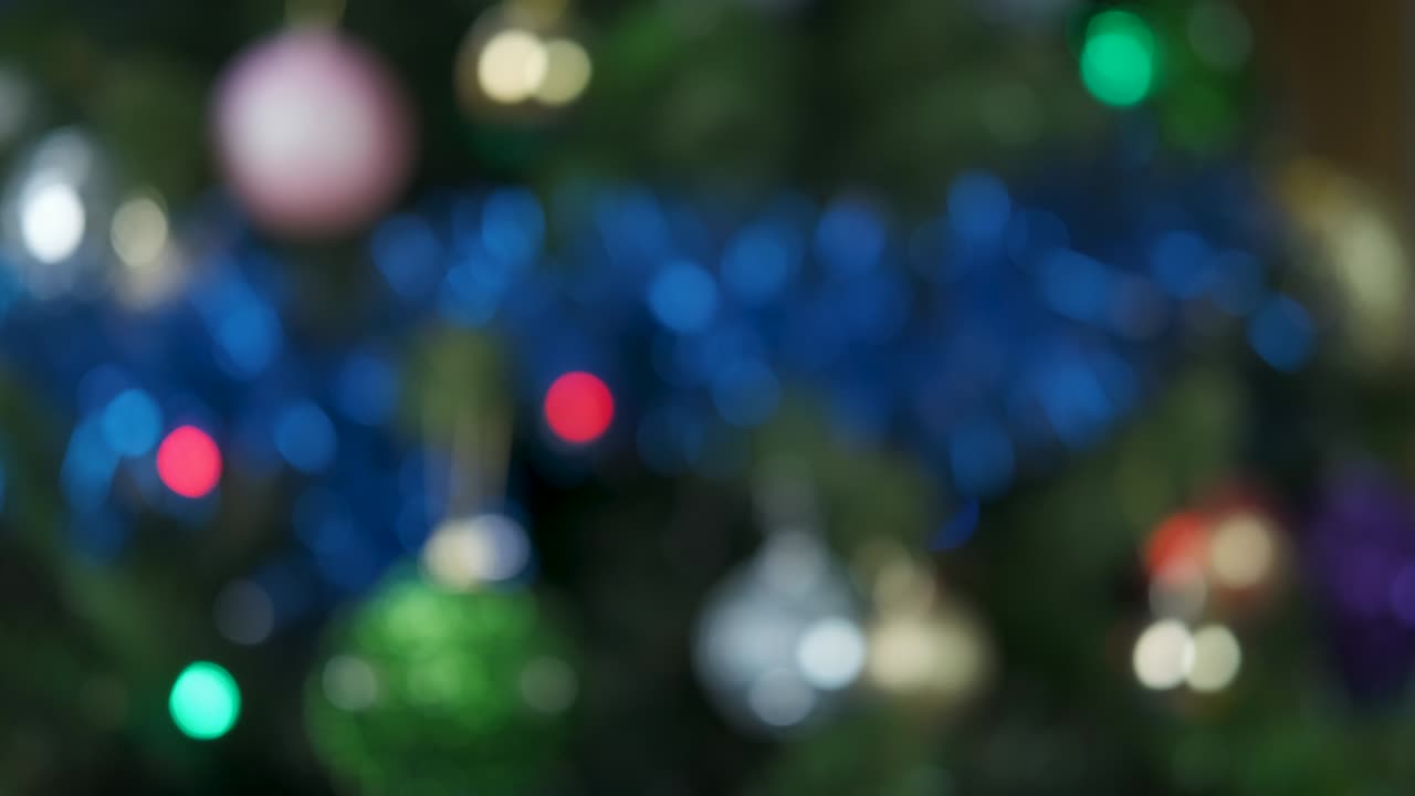 juguetes brillantes en el árbol.