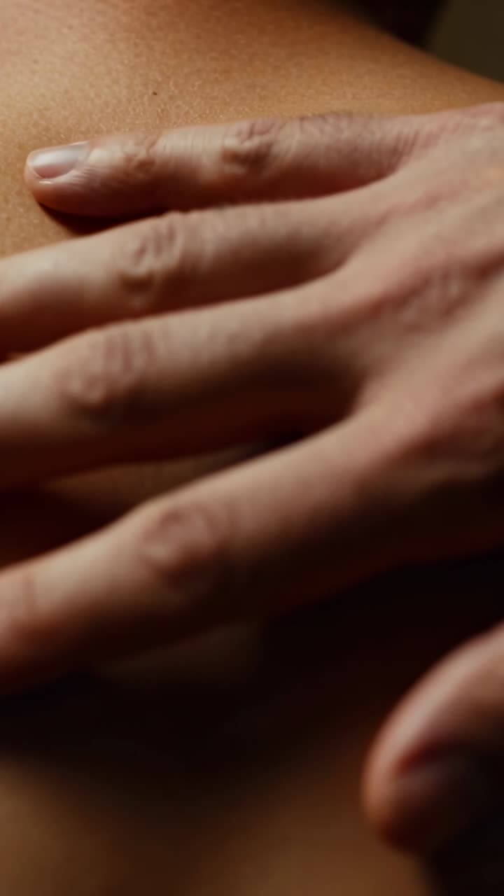 Terapista posiziona la mano sulla spalla, esegue un massaggio lento con linee di pressione animate per il sollievo.