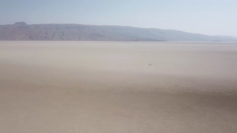 Salzsee-Wüstenlandschaft,-Der-Panoramablick-Auf-Die-Dürre,-Das-Trockene-Klima-In-Der-Heißen-Sommersaison,-Der-Feigengarten-In-Der-Nähe,-Die-Regenwasserbewässerung,-Die-Natürliche,-Wunderschöne,-Minimale-Landschaft-Mit-Drohnenaufnahme-In-Der-Iranischen-Landwirtschaft