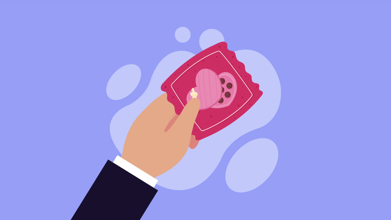 분홍색 심장 모양의 간식 패키지를 들고 있는 손