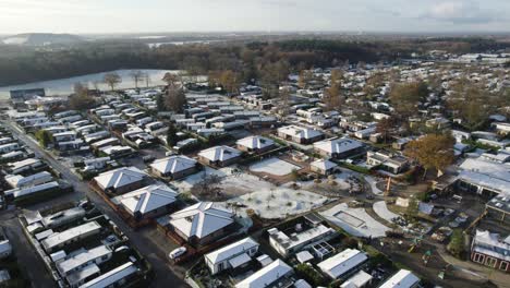 Luftaufnahme-Einer-Schneebedeckten-Bungalowpark-Gemeinschaft-In-Den-Niederlanden,-Aufnahme-Aus-Der-Umlaufbahn