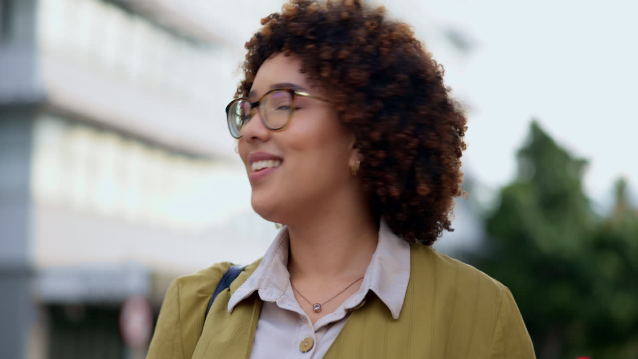 feliz, ciudad y cara de mujer de negocios en el viaje