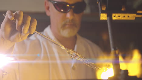 animación de luz brillante sobre el hombre caucásico que trabaja en el taller