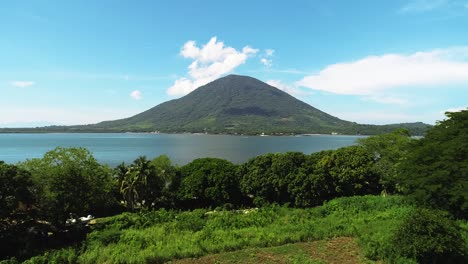 Flug-In-Richtung-Der-Vulkaninsel-La-Isla-Del-Tigre-In-Honduras,-Mittelamerika