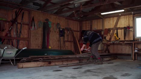 hombre clasificando tabla de madera - toma amplia