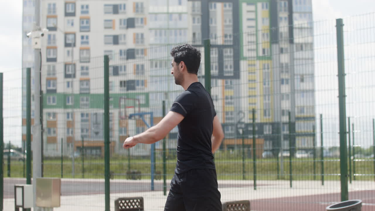 스트레칭하는 검은머리 남자