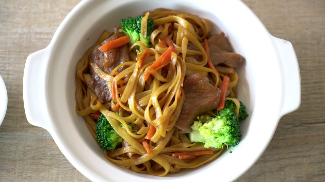 fideos salteados con carne de cerdo - estilo asiático