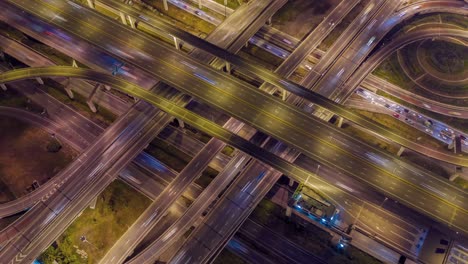 hyperlapse aéreo del tráfico sobre grandes puentes de intersección y carretera de circunvalación. vista aérea de 4k por un dron sobre una gran rotonda en bangkok, tailandia.