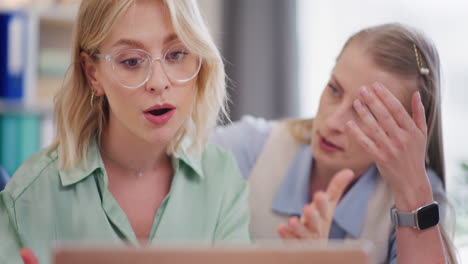 Dos-Mujeres-Contando-Pérdidas-Debido-A-Problemas-Financieros.