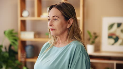 retrato de una mujer mayor sonriente