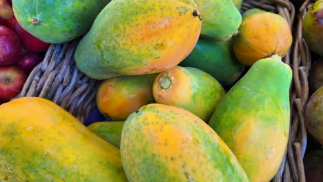 grandes papayas exóticas frescas y dulces de la granja local para la venta en un mercado de agricultores orgánicos, frutas biológicas saludables, tiro de 4k