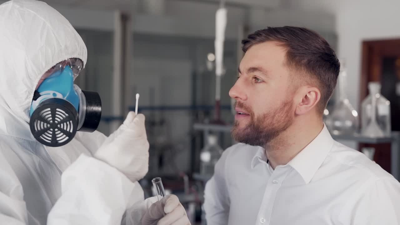 медицинский работник в защитном костюме проводит быстрый тест