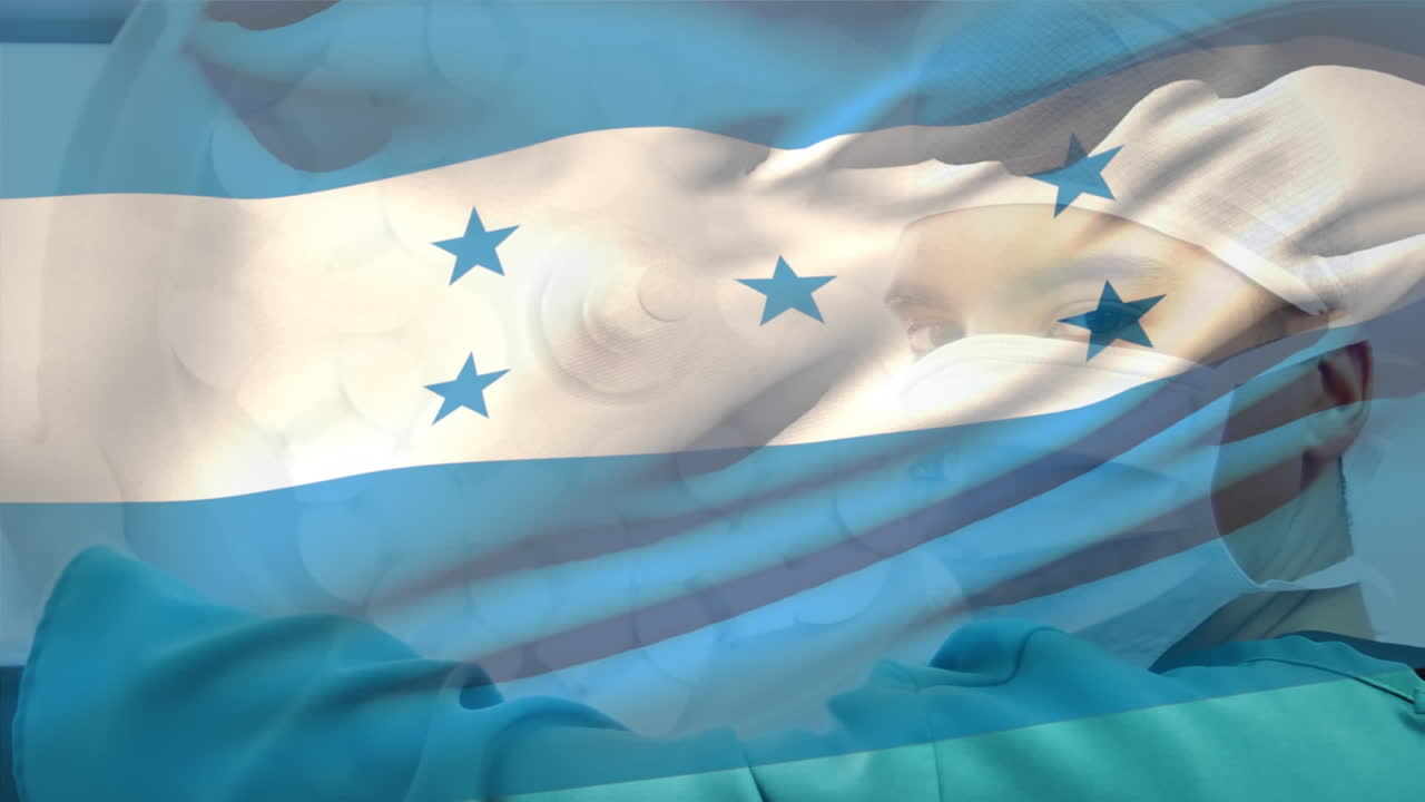 animación de ondear la bandera de honduras contra el retrato de un cirujano masculino biracial en el hospital