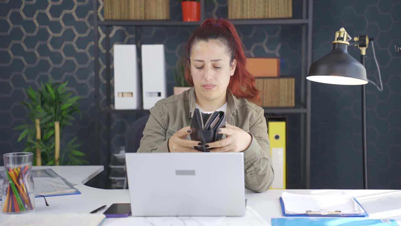 mujer de negocios que es pobre y en crisis financiera.