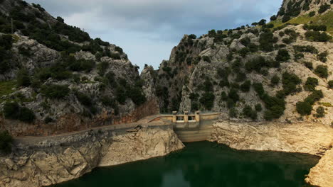 Antenne-Langsamer-Dramatischer-Zoom-In-Damm-Während-Dürre-Mit-Stausee-Mit-Niedrigem-Wasserstand-In-Spanien