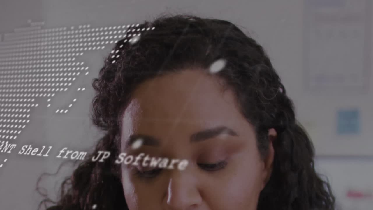 animación del procesamiento de datos sobre una mujer de negocios biracial