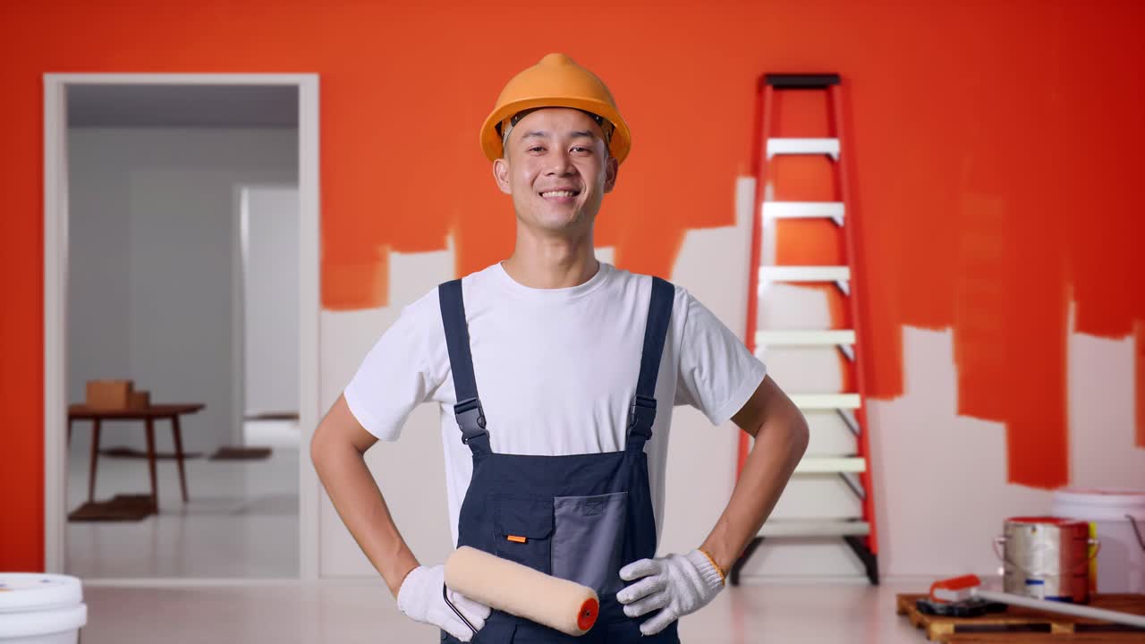 pintor sonriente en una habitación bajo renovación