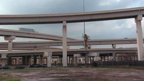 Toma-Panorámica-De-Automóviles-En-La-Autopista-I-10-Oeste-En-Houston