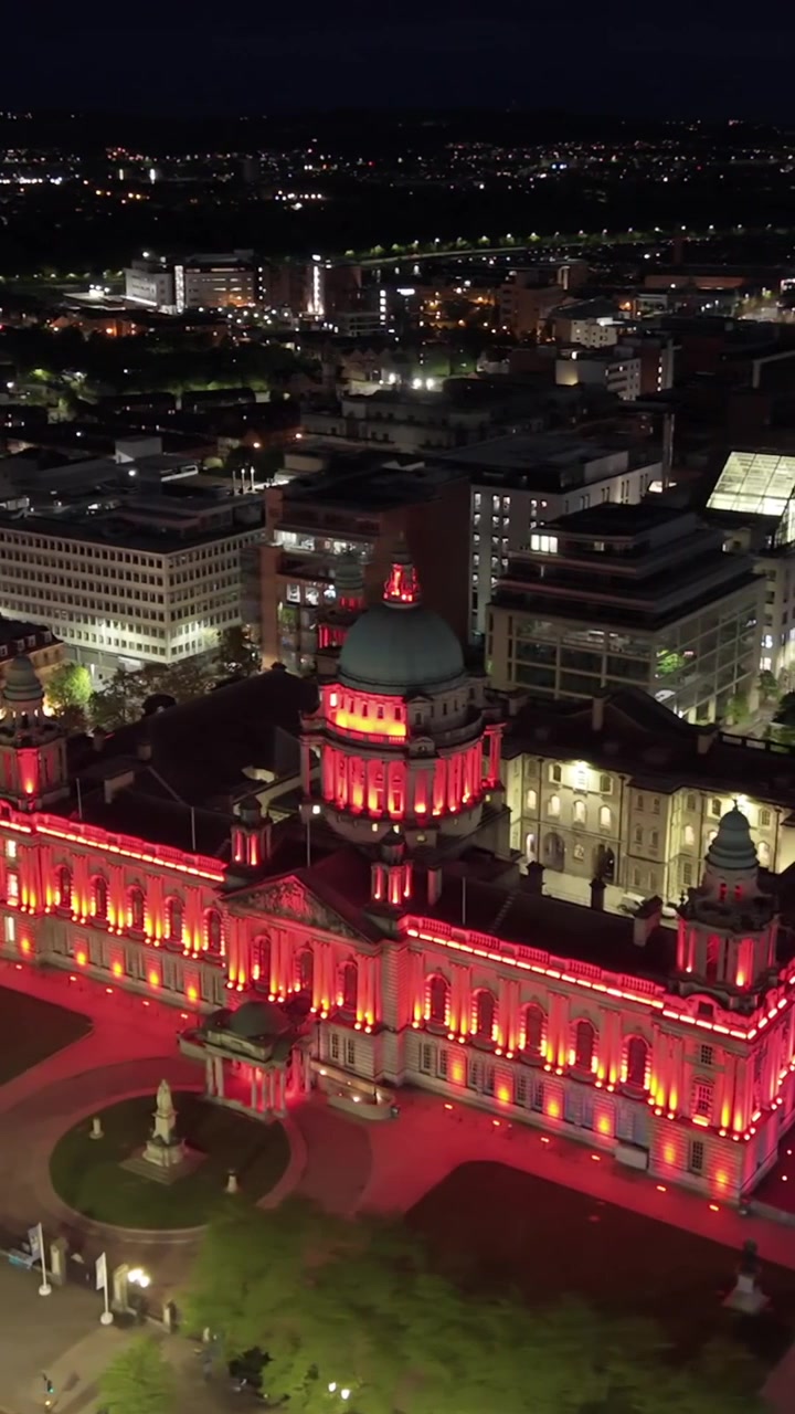 Vídeo vertical rotativo em proporção social do Belfast City Hall no centro de Belfast à noite. Produzido em 1080x1920 e com cores Rec709.