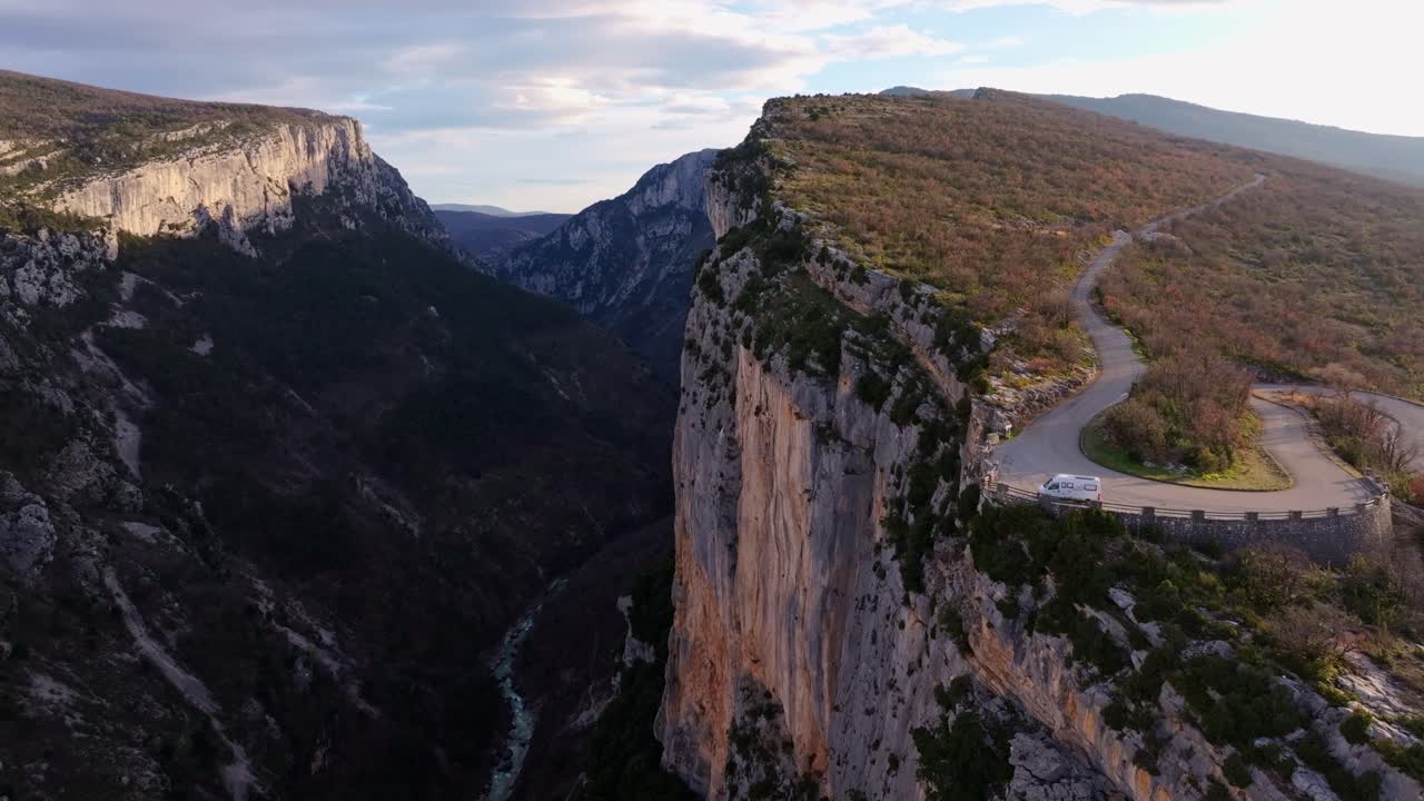 Vista aerea della spettacolare Gola del Verdon e di una sosta di un viaggio su strada all'alba