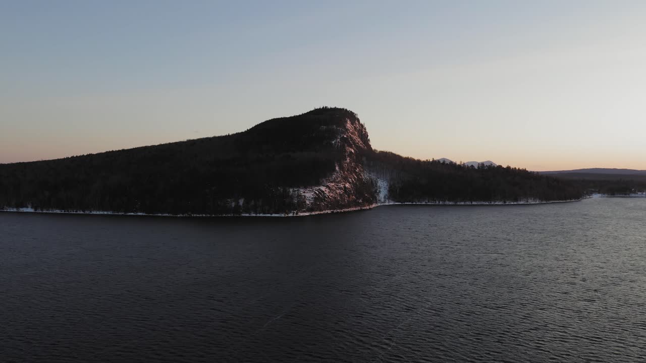 추운 겨울의 호수 위로 올라오고, 새벽에 멀리서 외로운 산과 함께