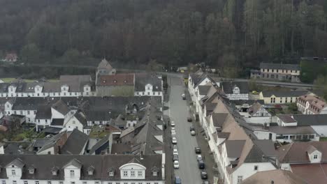 die barocke kurstadt bad karlshafen liegt an der weser in der nähe von holzminden und höxter in nordhessen, deutschland