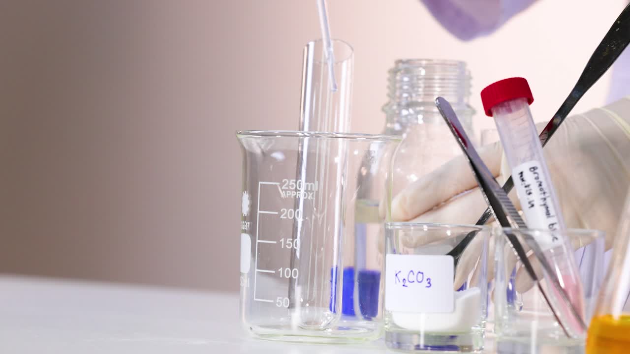 experimento científico que demuestra reacciones químicas y cambio de color