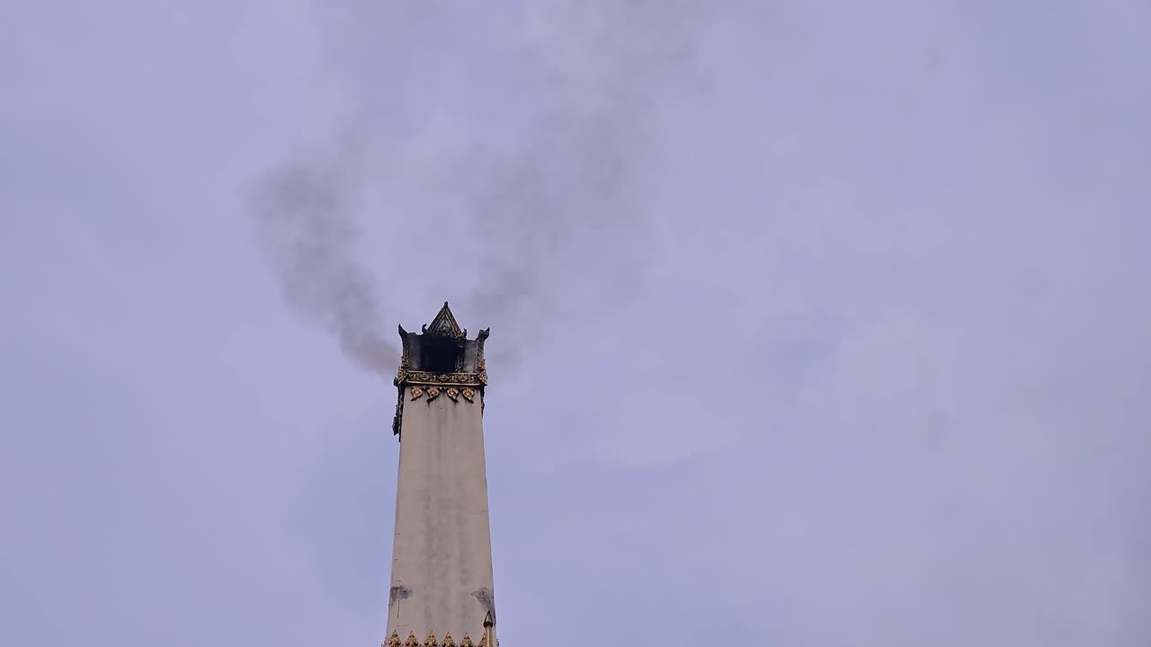 final de la vida y crematorio en el templo budista en la pira en el crematorio en el templo tailandés con fuego durante la quema