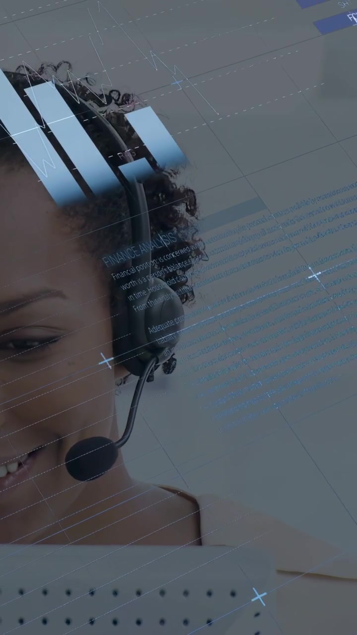 Video verticale: Operatore di call center che parla in cuffia mentre controlla i KPI, con barre e indicatori che salgono.
