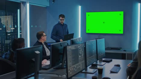 equipo de desarrolladores de ti profesionales tienen una reunión, el orador habla sobre sobre nuevos conceptos, en la pared de la televisión tiene pantalla de maqueta verde. concepto: desarrollo de software, aprendizaje profundo, inteligencia artificial, minería de datos