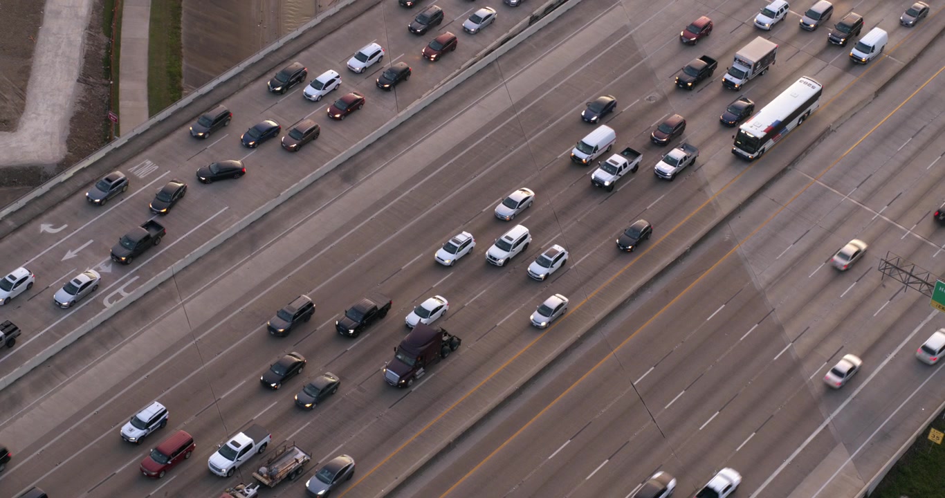 Fugleperspektiv af biler på I-10 Vest og Øst motorvejen i Houston, Texas.
