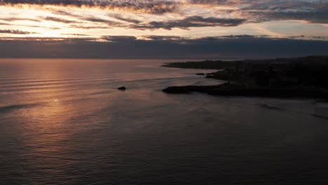 Toma-De-Drone-Al-Atardecer-Tardío-De-Una-Hermosa-Puesta-De-Sol-En-Santa-Cruz,-California