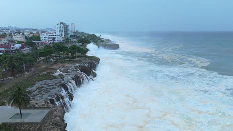 el agua del mar caribe inunda la ciudad durante el huracán beryl en la república dominicana
