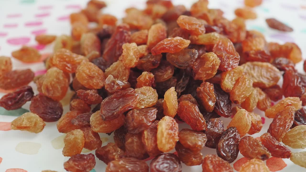 Gros plan sur un tas de raisins secs
