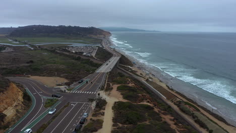 Una-Sección-De-La-Autopista-De-La-Costa-Pacífica-En-San-Diego,-California,-Cerca-De-La-Reserva-Natural-Estatal-De-Torrey-Pines---Toma-Aérea-De-Drones