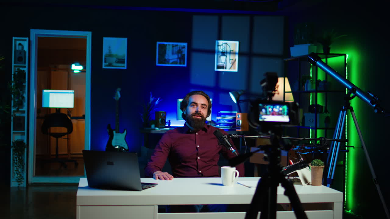 Uomo allegro saluta i fan, presentando l'argomento del video di oggi