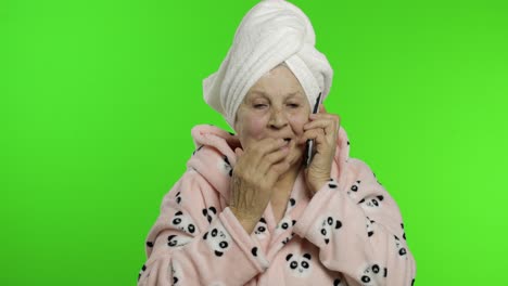 Abuela-Anciana-Después-De-La-Ducha.-Anciana-Hablando-Por-Teléfono-Móvil.-Clave-De-Croma